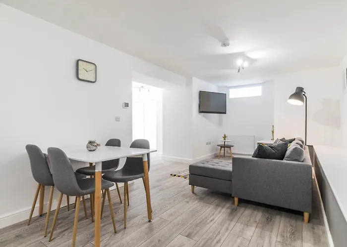 Charming Two Bed - Two Bath Apt