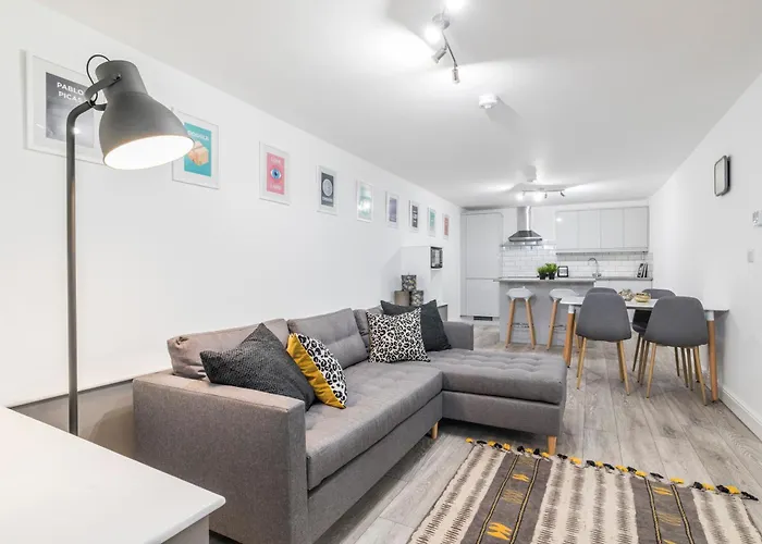 Charming Two Bed - Two Bath Apt