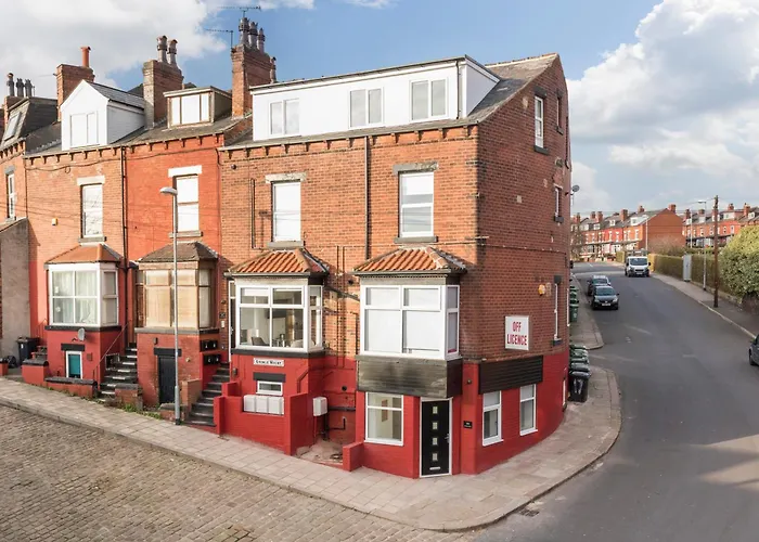 Charming Two Bed - Two Bath Apt