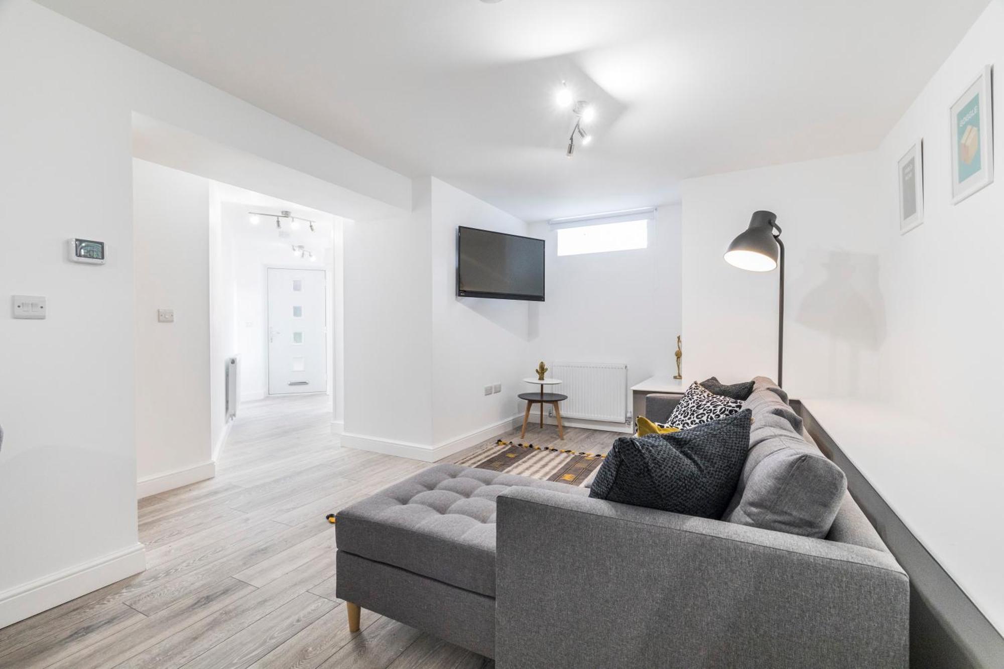 Apartment Charming Two Bed - Two Bath *