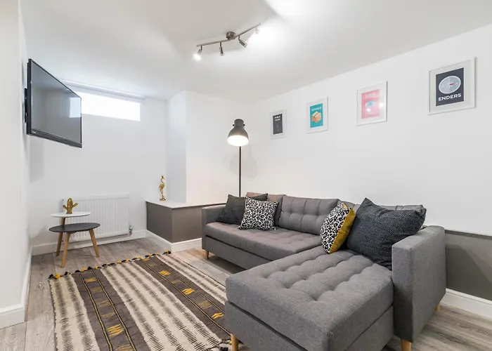 Charming Two Bed - Two Bath Apt
